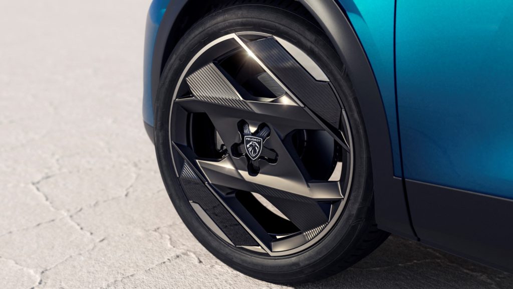 Close-up of the asymmetrical wheel of the all-new Peugeot 408 Hybrid