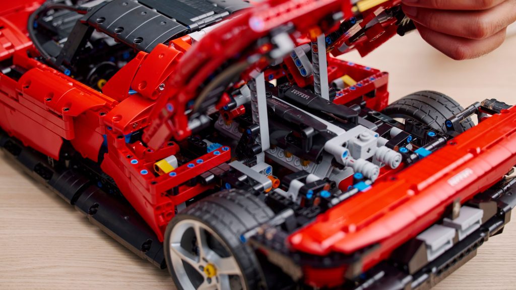 The Ferrari Daytona SP3 set has functioning engine pistons and transmission (source: Lego)