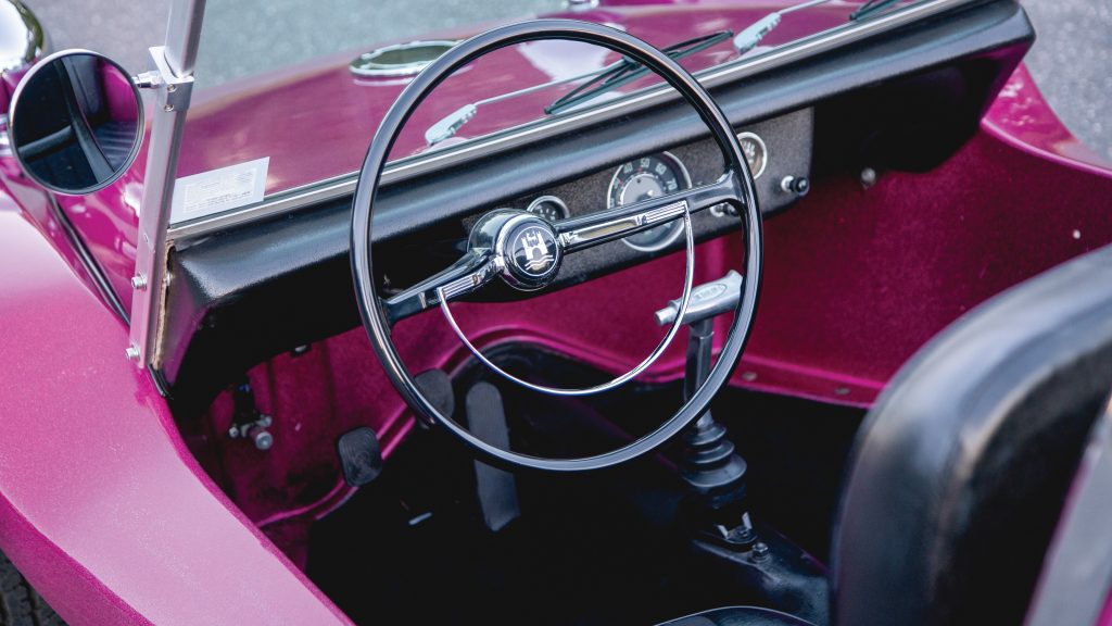 Dashboard of the Meyers Manx (source: WheelsAge)