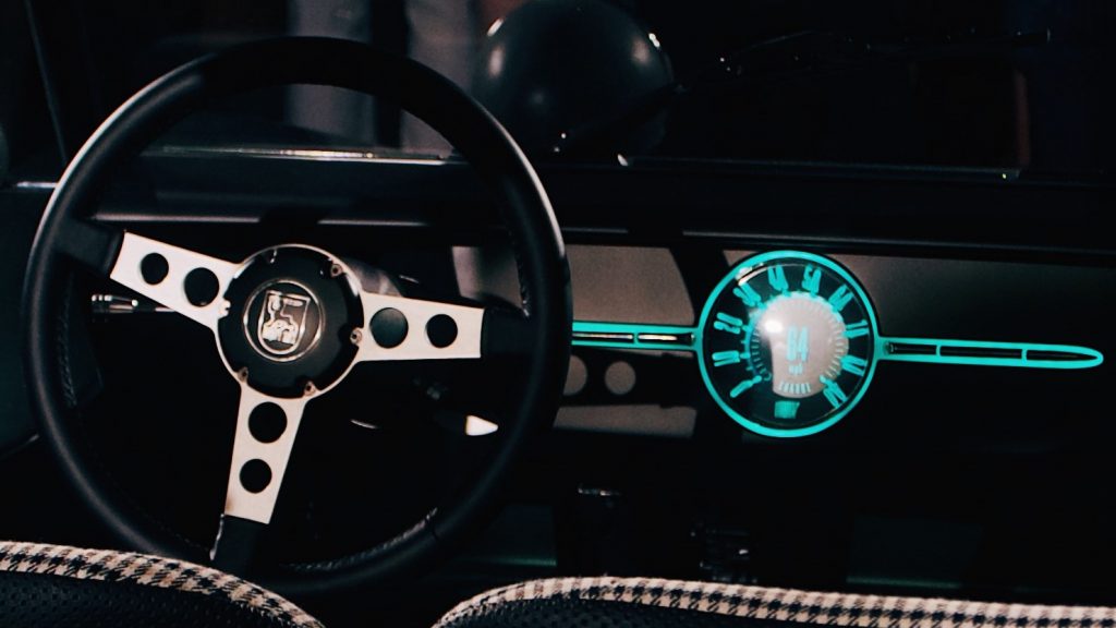 The buggy's gauge cluster is actually two gauges in one (source: Meyers Manx)