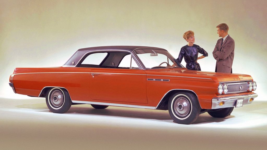 The 1963 Skylark Coupé is an example of the old Buick boat car design