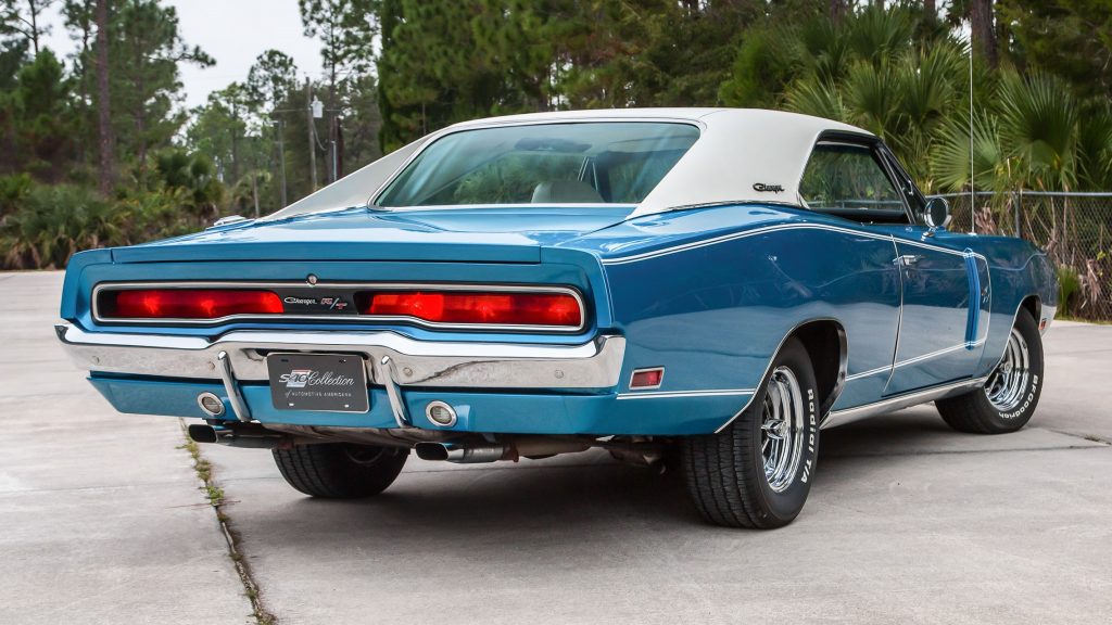 The 1970 Dodge Charger preserved the buttresses from 1968 and the full-width taillights from 1969