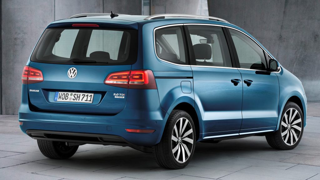 Rear quarter view of the 2015 Volkswagen Sharan