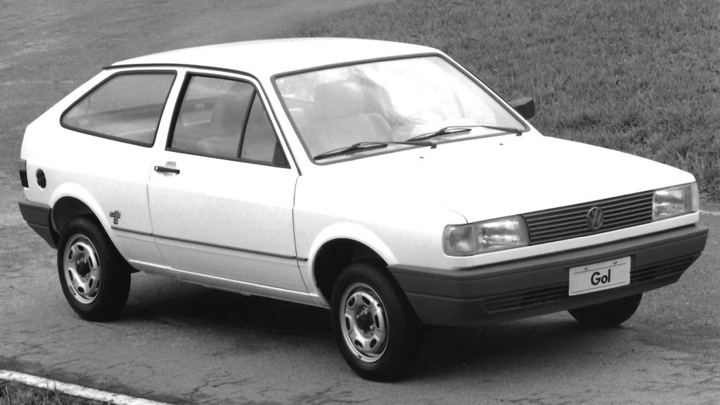 Front quarter view of the 1993 Volkswagen Gol 1000 in white