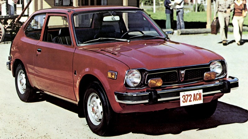Front quarter view of the 1973 Honda Civic in red