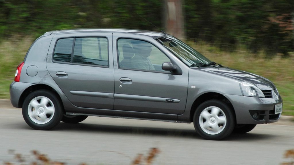 Side view of the 2004 Renault Clio