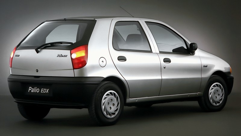 Rear quarter view of the 1997 Fiat Palio in silver