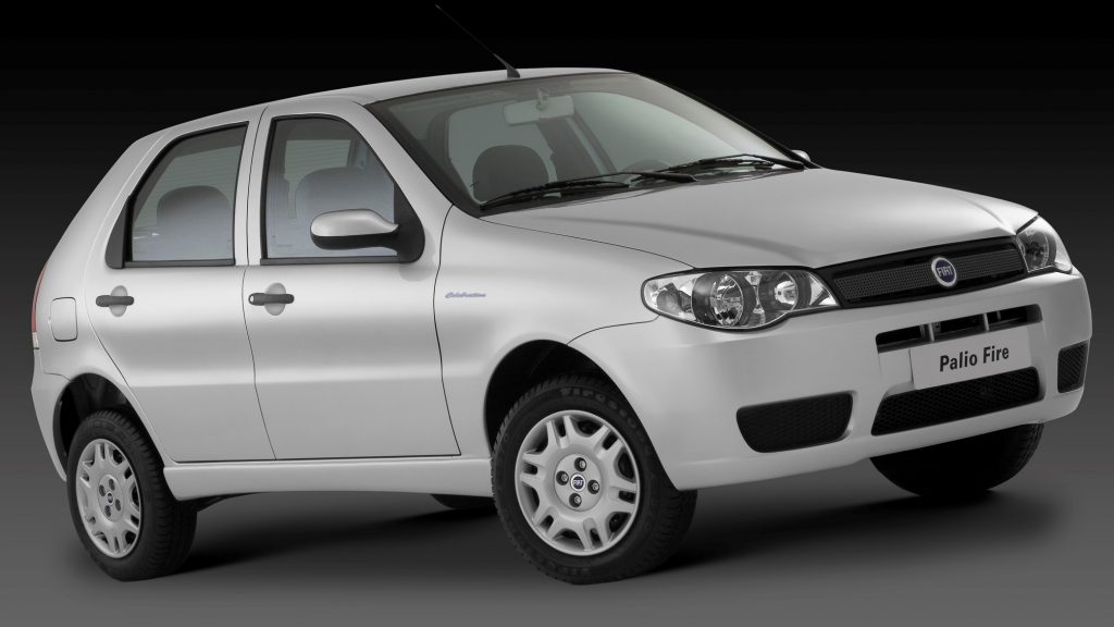 Front quarter view of the 2006 Fiat Palio