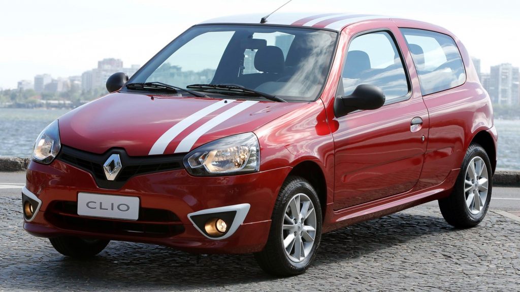 Rear quarter view of the 2012 Renault Clio for the Brazilian market in red