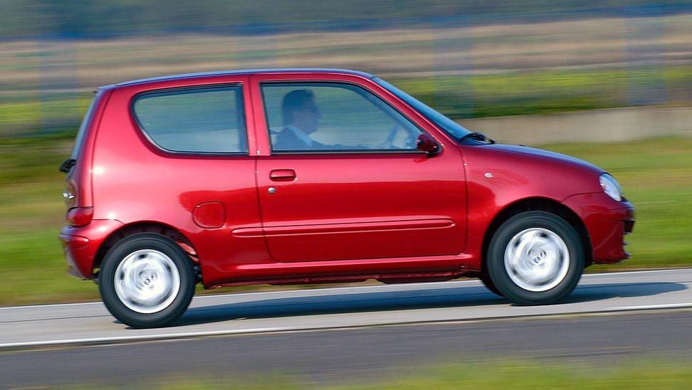 Side view of the 2005 Fiat 600 in red