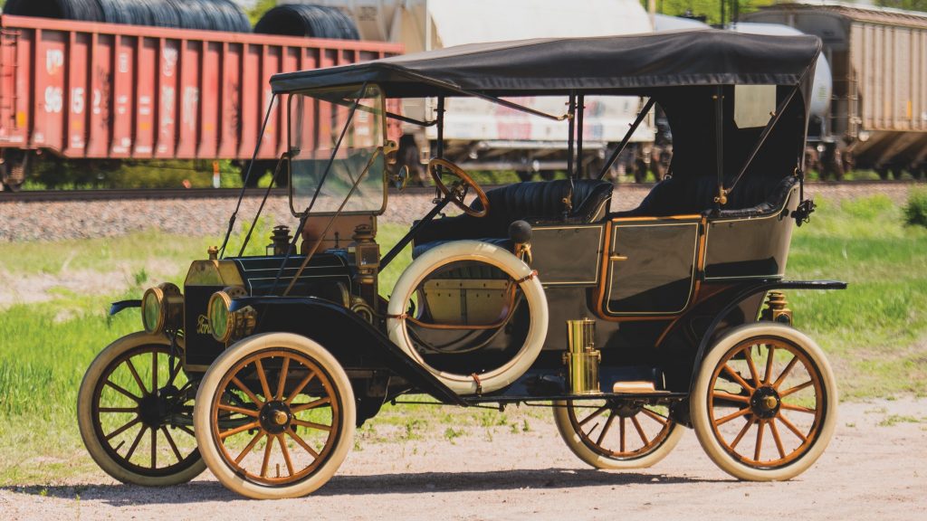 Side view of the 1909 Ford Model T, one of the first flexfuel cars