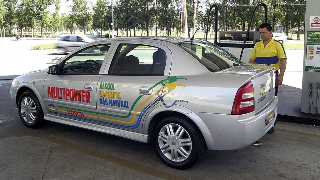Side view of the 2004 Chevrolet Astra Multipower, which was flexfuel and bifuel