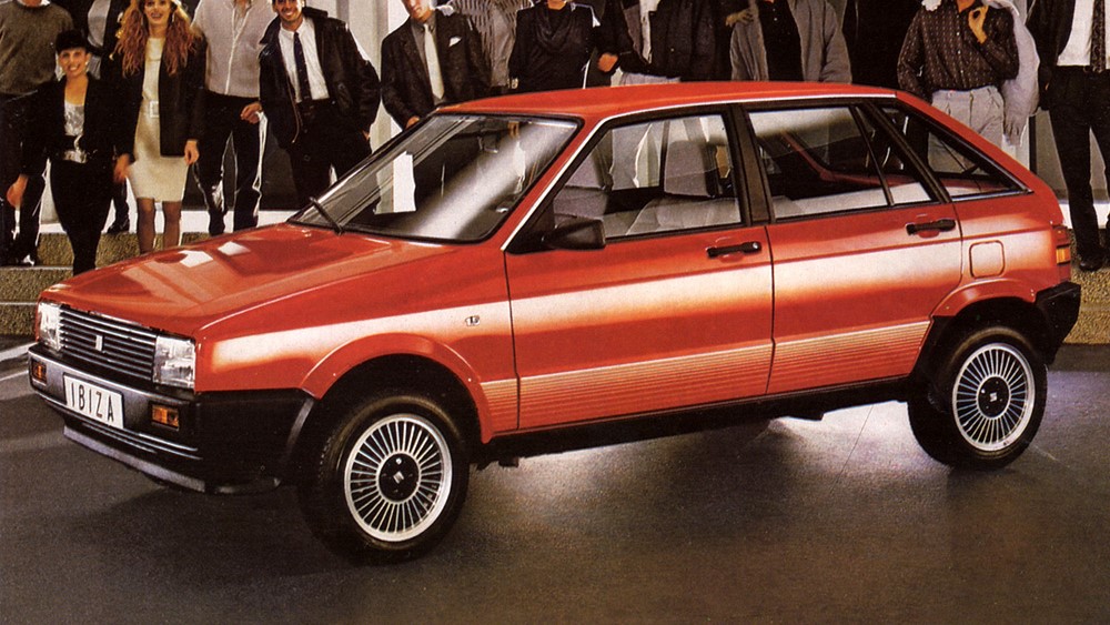 Side view of the 1986 SEAT Ibiza in red
