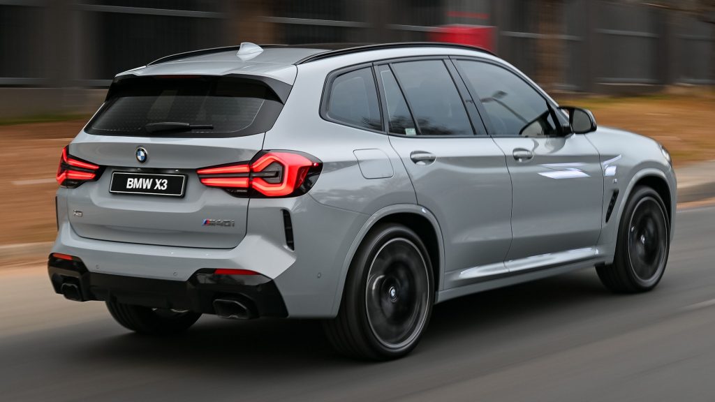 Rear quarter view of the 2023 BMW X3 M40i, whose production uses SKD in Brazil